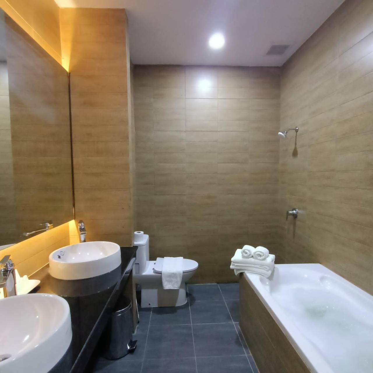 Mayflower Grande Suite Hotel Пхитсанулок Экстерьер фото