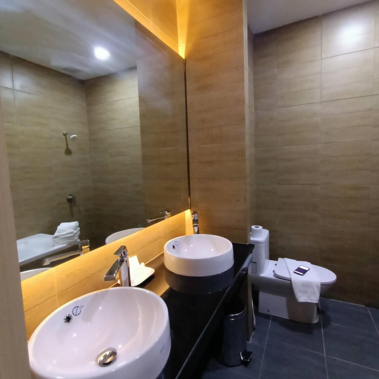 Mayflower Grande Suite Hotel Пхитсанулок Экстерьер фото